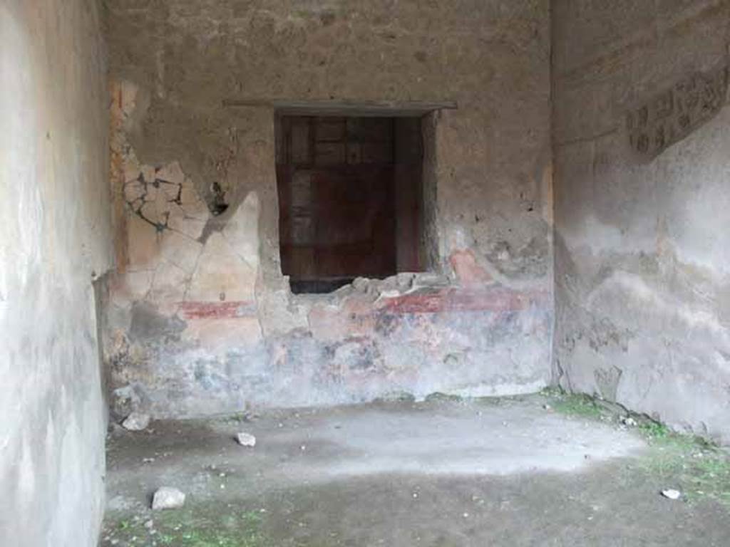 I.6.7 Pompeii. May 2010. Triclinium, looking north from garden area.