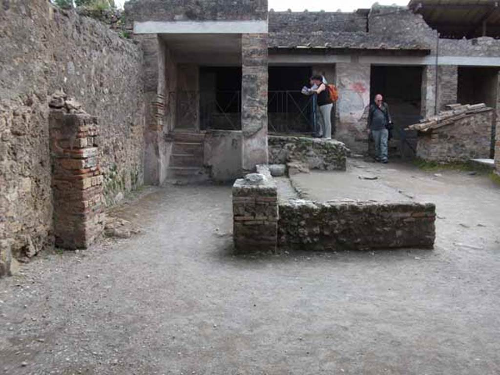 I.6.7 Pompeii. Photo by Spinazzola. Looking south-east across rear garden towards area with vats in rear south-east corner of fullery. Used with the permission of the Institute of Archaeology, University of Oxford. File name instarchbx202im 058. Source ID. 44532.


