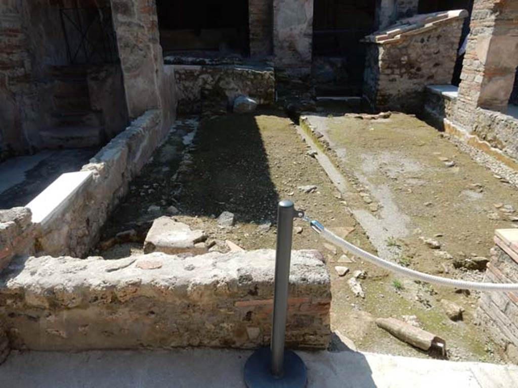 I.6.7 Pompeii. May 2016. Looking south towards small peristyle garden area.
Photo courtesy of Buzz Ferebee.
