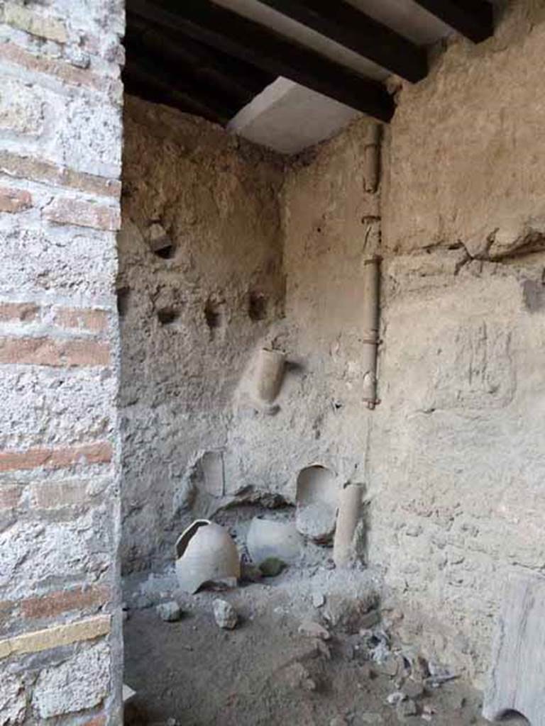 I.6.7 Pompeii. May 2016. Remains of downpipe against south wall in kitchen. 
Photo courtesy of Buzz Ferebee.

 
