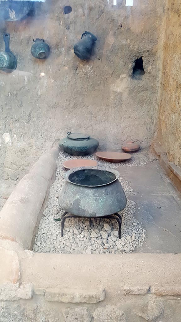 I.6.7 Pompeii. May 2017. Household utensils displayed on south wall of kitchen area. 
Photo courtesy of Buzz Ferebee.

