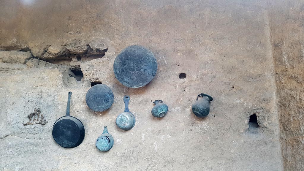 I.6.7 Pompeii. May 2017. Household pots and plates displayed on top of hearth. 
Photo courtesy of Buzz Ferebee.
