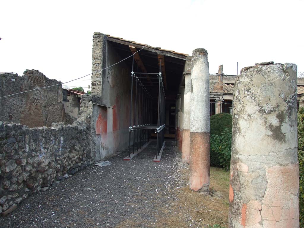 I.7.1 Pompeii. December 2006. Looking north along west side of peristyle.