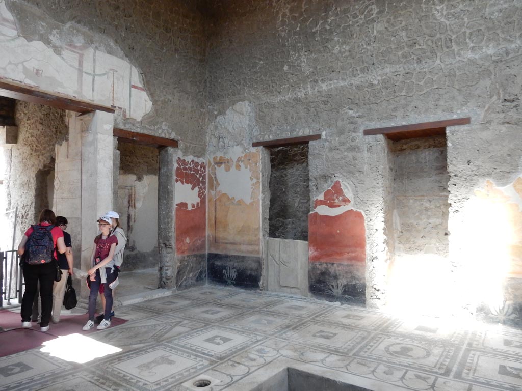 I.7.1 Pompeii. May 2016. Looking towards north-east corner of atrium.
On the left is the doorway from the entrance corridor/vestibule, and next to it the doorway to the cubiculum. 
To the right is a plaster cast of a door. Photo courtesy of Buzz Ferebee.
