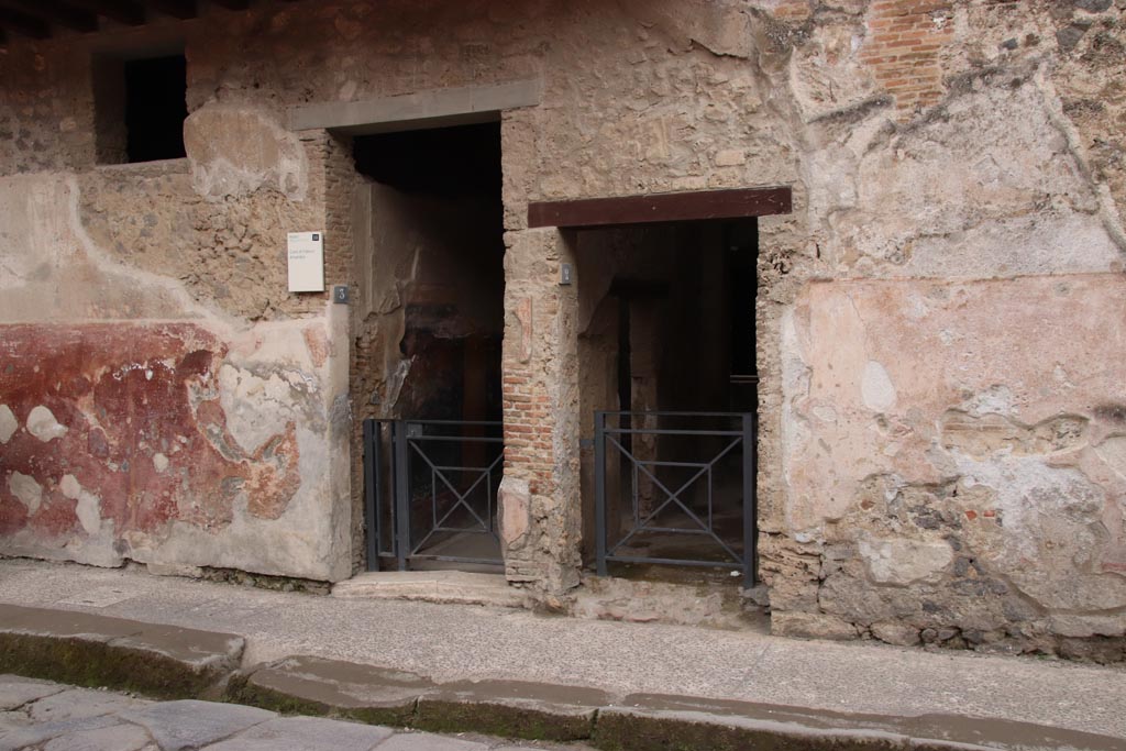 I.7.3 Pompeii, on left. May 2024. 
Entrance doorways on south side of Via dell’Abbondanza, with I.7.2, on right. Photo courtesy of Klaus Heese.
