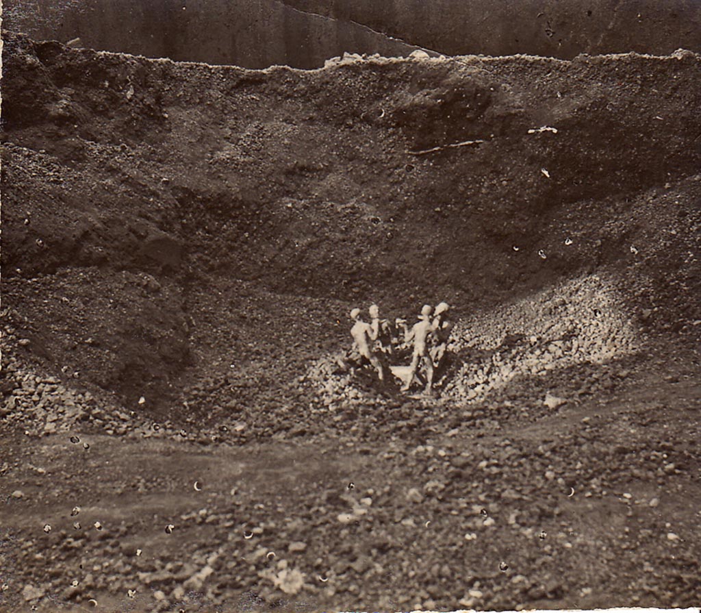 I.7.11 Pompeii. 28 May 1925. A note on the photo says (in Italian) -
“Four bronze statuettes found in I.7.11, room to the west at about 0.5m height from the floor 28 May 1925.” Photo courtesy of Drew Baker.
