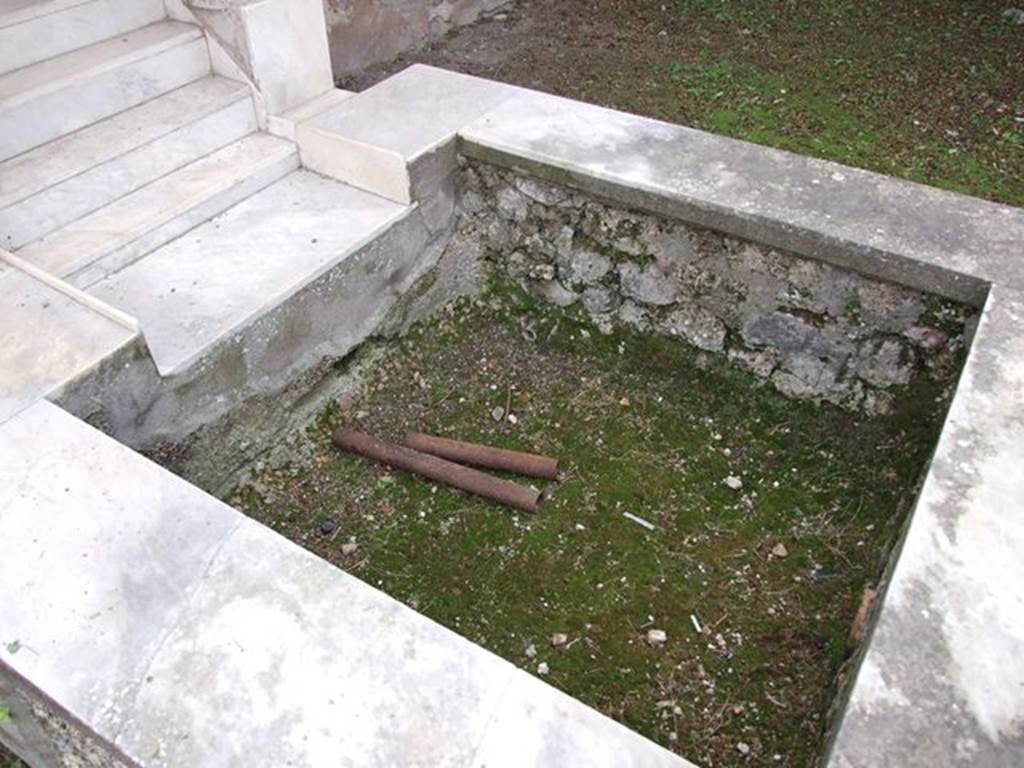 I.7.12 Pompeii. December 2006. Nymphaeum marble cascade and water tank.