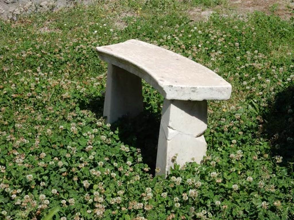 I.7.12 Pompeii. May 2017. Bench in garden area. Photo courtesy of Buzz Ferebee.