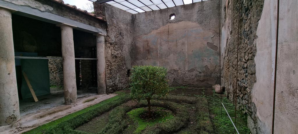 I.7.19 Pompeii. December 2023. Looking towards south wall of garden area. Photo courtesy of Miriam Colomer.