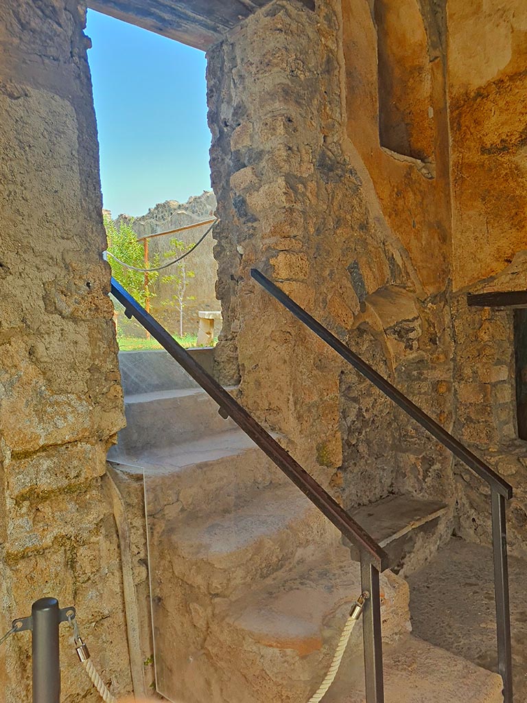 I.7.19 Pompeii. September 2024. 
Steps to garden in north wall of pseudoperistyle, and two niches. Photo courtesy of Giuseppe Ciaramella.
