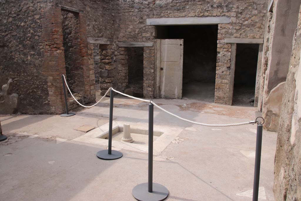 I.7.19 Pompeii. September 2021. 
Looking towards north-west corner of atrium, with entrance corridor, on left. Photo courtesy of Klaus Heese.
