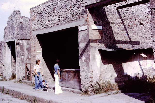 I.8.1 Pompeii. 1976. Looking south-east on Via dell’Abbondanza towards entrance doorway. Photo by Stanley A. Jashemski.   
Source: The Wilhelmina and Stanley A. Jashemski archive in the University of Maryland Library, Special Collections (See collection page) and made available under the Creative Commons Attribution-Non Commercial License v.4. See Licence and use details. J76f0457
