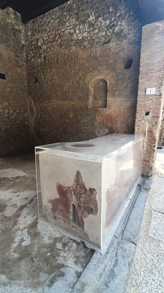 I.8.1 Pompeii. December 2018. 
Looking west along counter and sill or threshold. Photo courtesy of Aude Durand.

