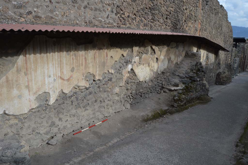 I.8.1 Pompeii. October 2018. West exterior side wall with ramp and altar.
Foto Taylor Lauritsen, ERC Grant 681269 DÉCOR.
