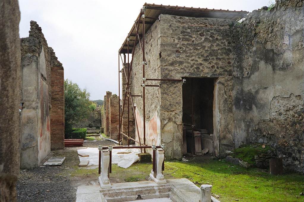 I.8.5 Pompeii.  March 2010. Looking south across atrium to tablinum. Photo courtesy of Rick Bauer.