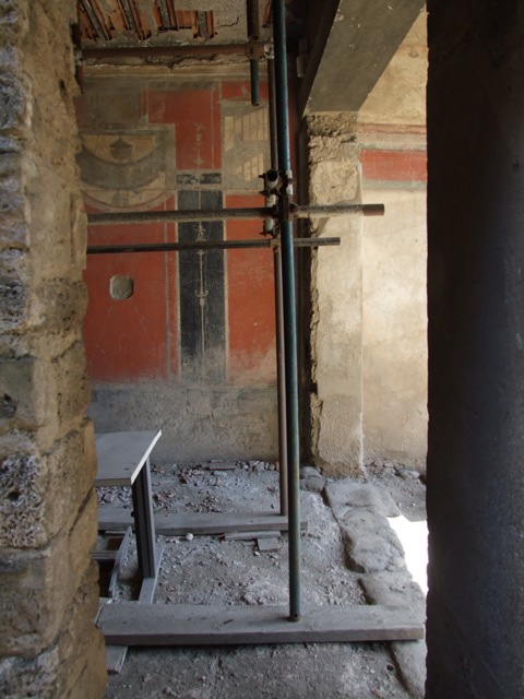 I.8.9 Pompeii.  March 2009.  Room 7.  Triclinium. Looking east from doorway in corridor.