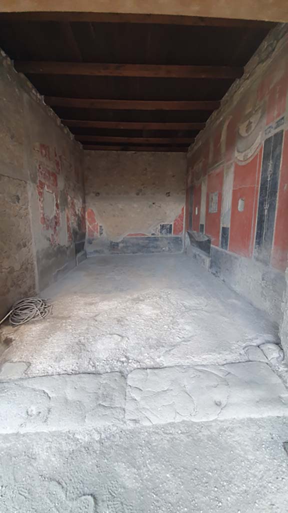 I.8.9 Pompeii. July 2021. 
Room 7, triclinium, looking north across doorway threshold from portico.
Foto Annette Haug, ERC Grant 681269 DÉCOR.
