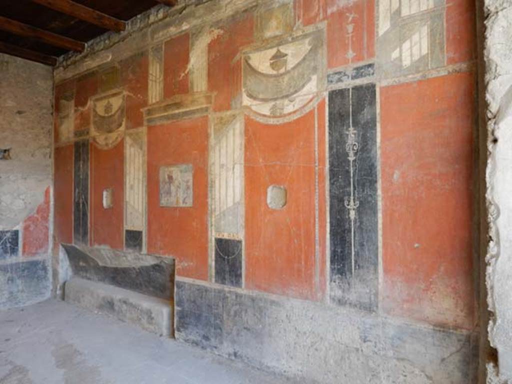 I.8.9 Pompeii. April 2010. Room 7, triclinium. East wall with recess. Photo courtesy of Klaus Heese.