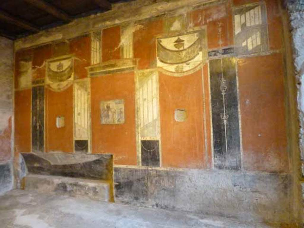 I.8.8 Pompeii. May 2010. Room 7, triclinium. East wall with recess.
