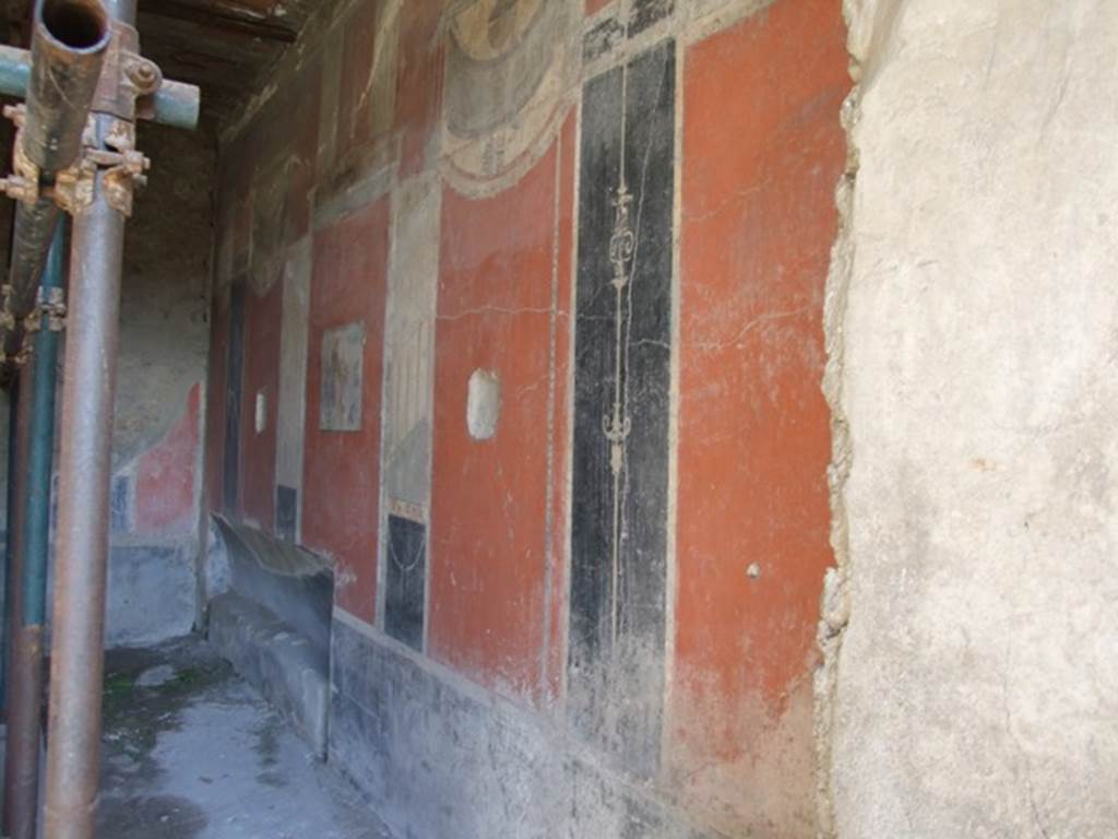 I.8.9 Pompeii.  March 2009.  Room 7.  Triclinium.  East wall, with recess.