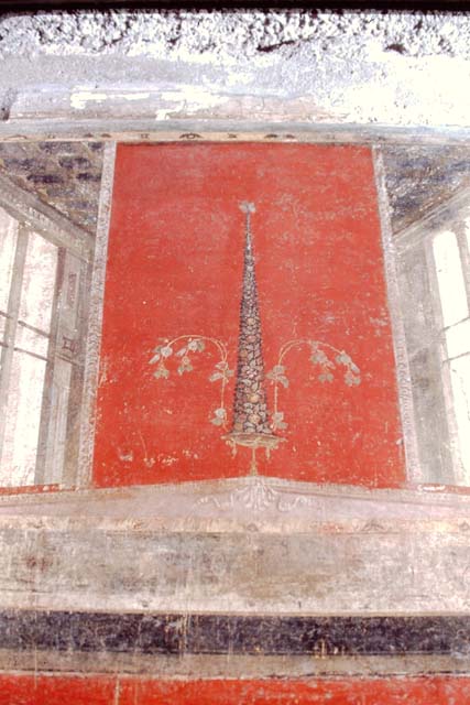 I.8.9 Pompeii. May 2015. Room 7, detail from upper part of east wall showing architectural painting at south end. Photo courtesy of Buzz Ferebee.
