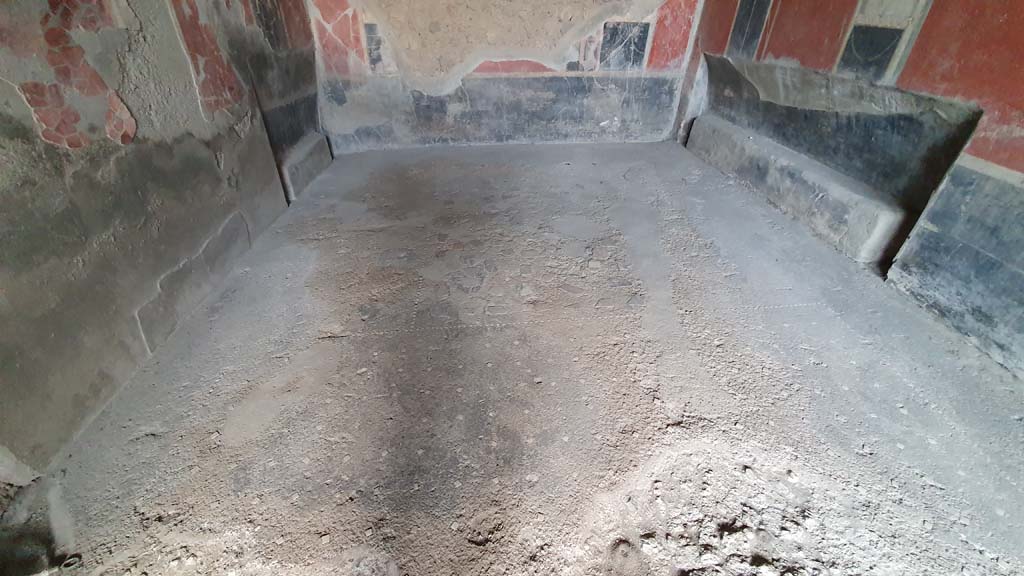 I.8.9 Pompeii. September 2015. Room 7, looking across flooring towards north wall of triclinium.
Foto Annette Haug, ERC Grant 681269 DÉCOR.
