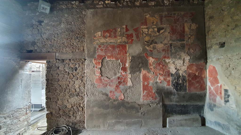 I.8.9 Pompeii. July 2021. Room 7, triclinium. Looking towards west wall with doorway to corridor 6, on left.
Foto Annette Haug, ERC Grant 681269 DÉCOR.
