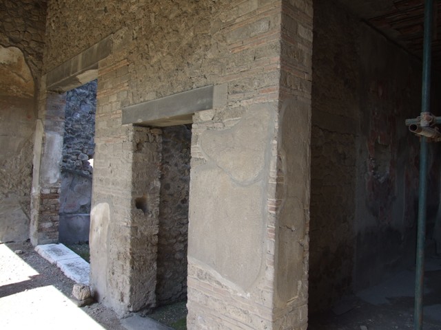 I.8.9 Pompeii.  March 2009. Room 8.  Portico.  North wall, with entrances to Tablinum, Corridor and Triclinium.