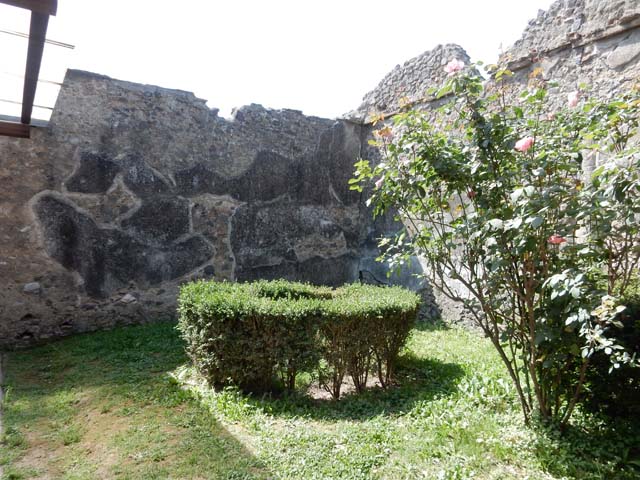 I.8.9 Pompeii. December 2018. Room 9, looking south-east from portico towards triclinium in garden area. Photo courtesy of Aude Durand.