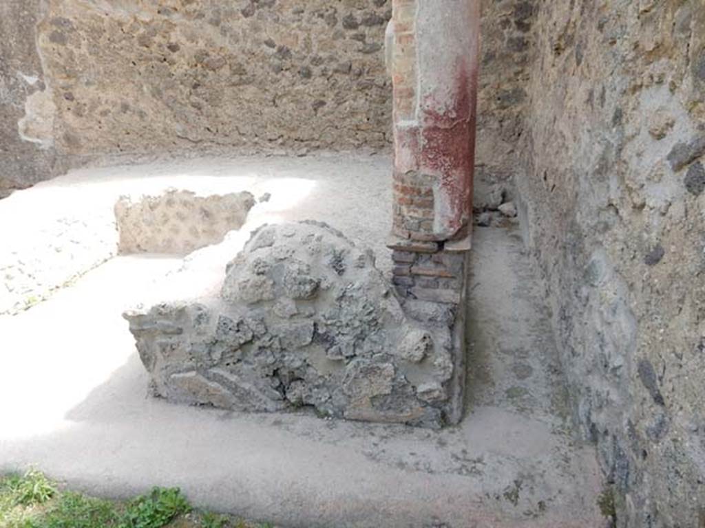 I.8.9 Pompeii. May 2015. Room 9, looking east towards the southern triclinium couch, with remains of yellow plaster on the outside.  Photo courtesy of Buzz Ferebee.

