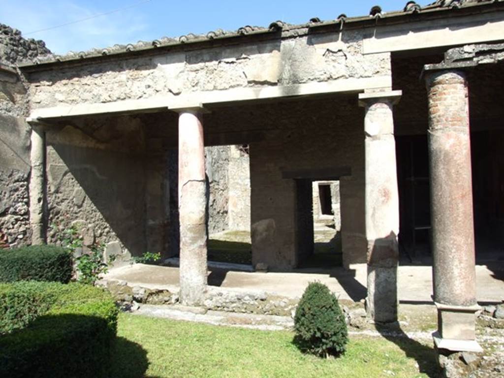 I.8.9 Pompeii.  March 2009.  Looking north through Tablinum, Atrium and Oecus to caupona.