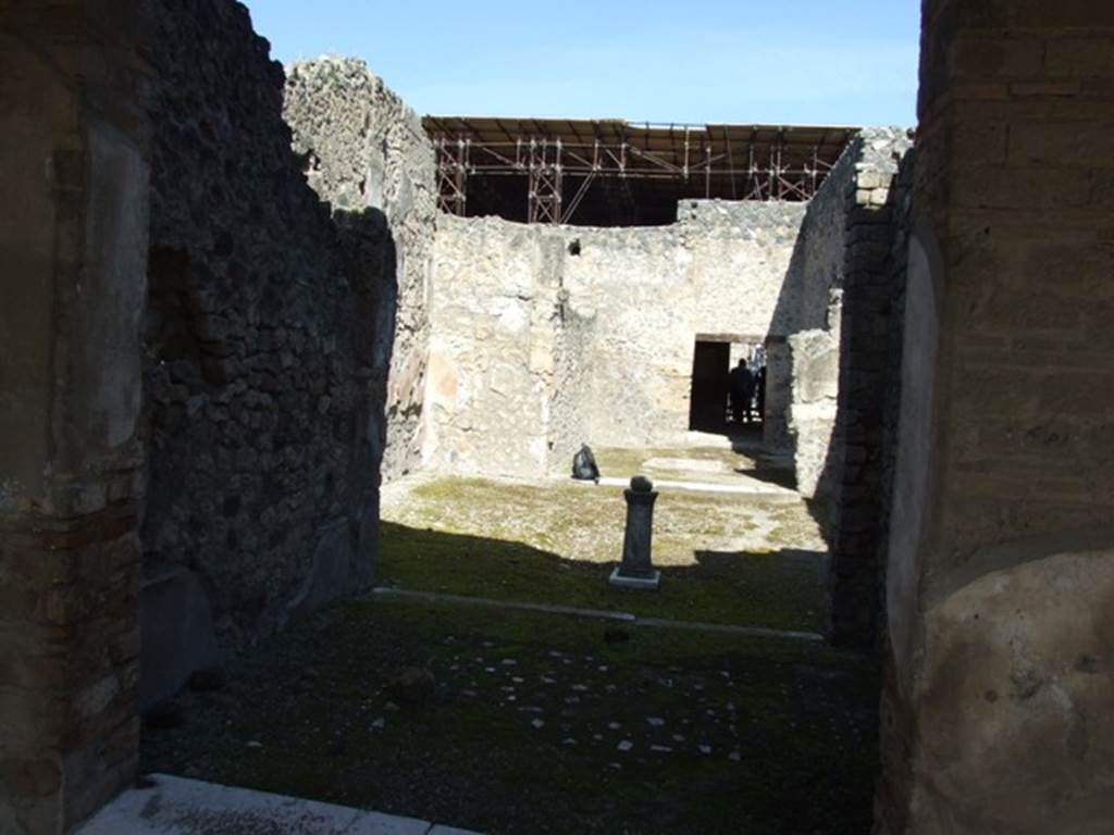 I.8.9 Pompeii.  March 2009.  Looking north through Tablinum, Atrium and Oecus to caupona.