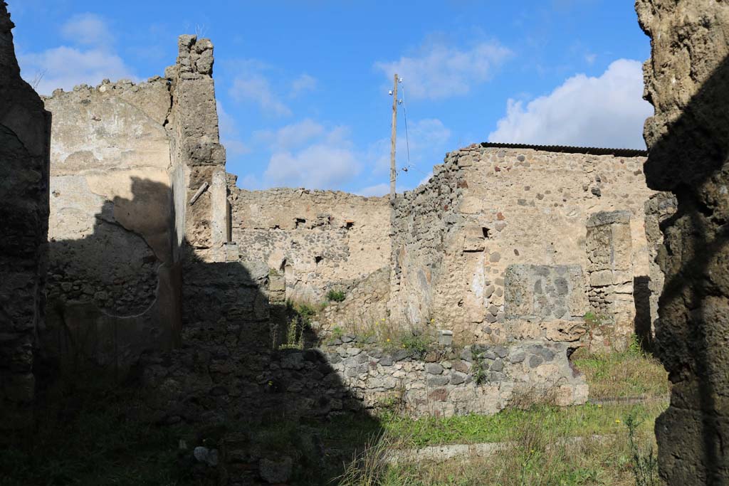 I.8.13 Pompeii. December 2018. Looking north from entrance doorway. Photo courtesy of Aude Durand.