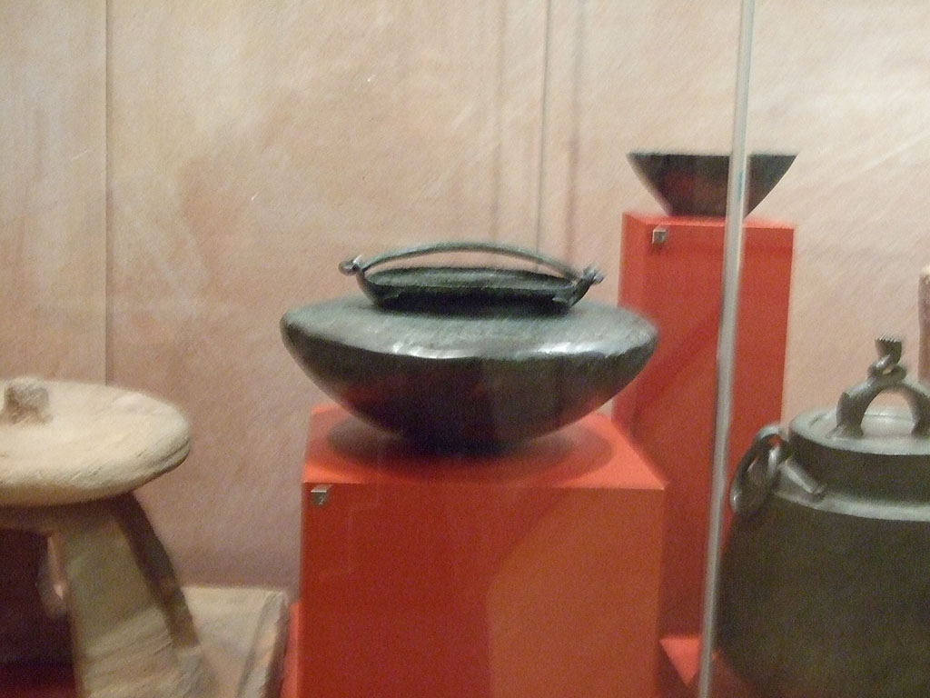 I.8.14 Pompeii. Bronze ahenum or cauldron (in centre). SAP 7538.
Photographed at “A Day in Pompeii” exhibition at Melbourne Museum. September 2009.

