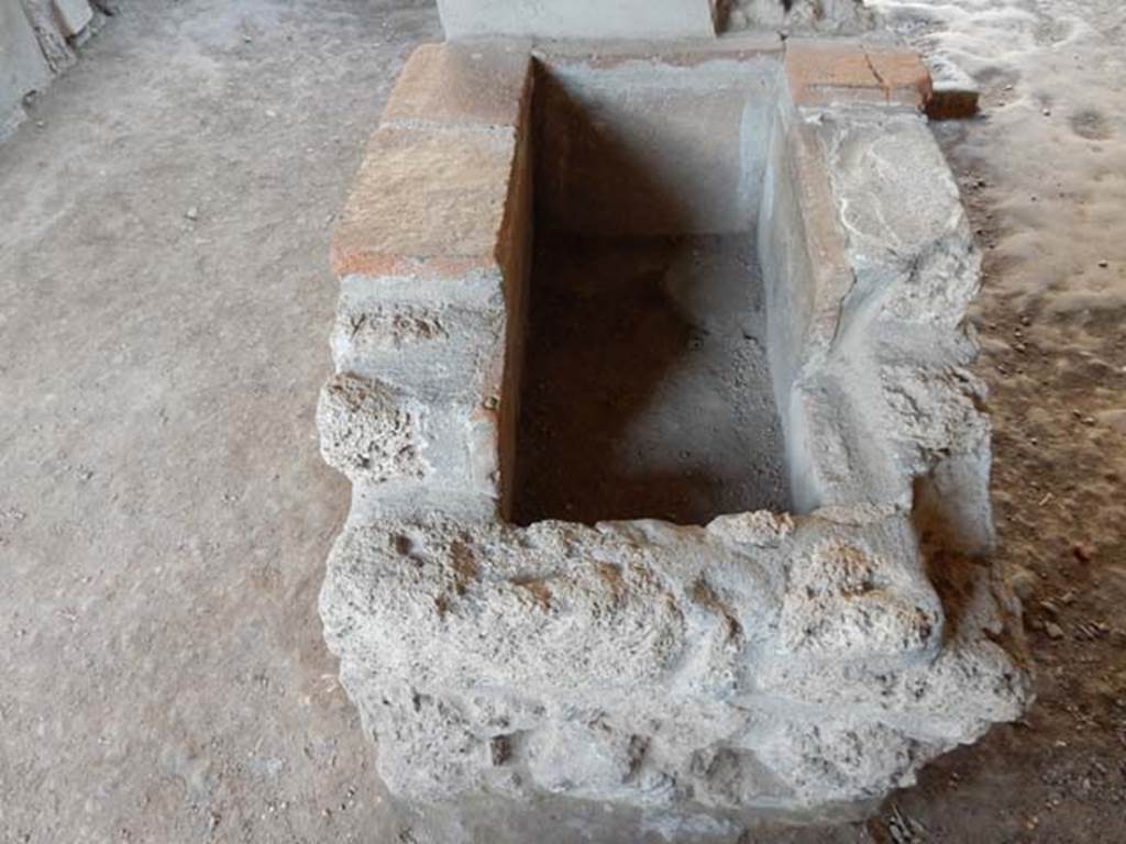 I.9.4 Pompeii. May 2015. Hearth at rear of counter. Photo courtesy of Buzz Ferebee.