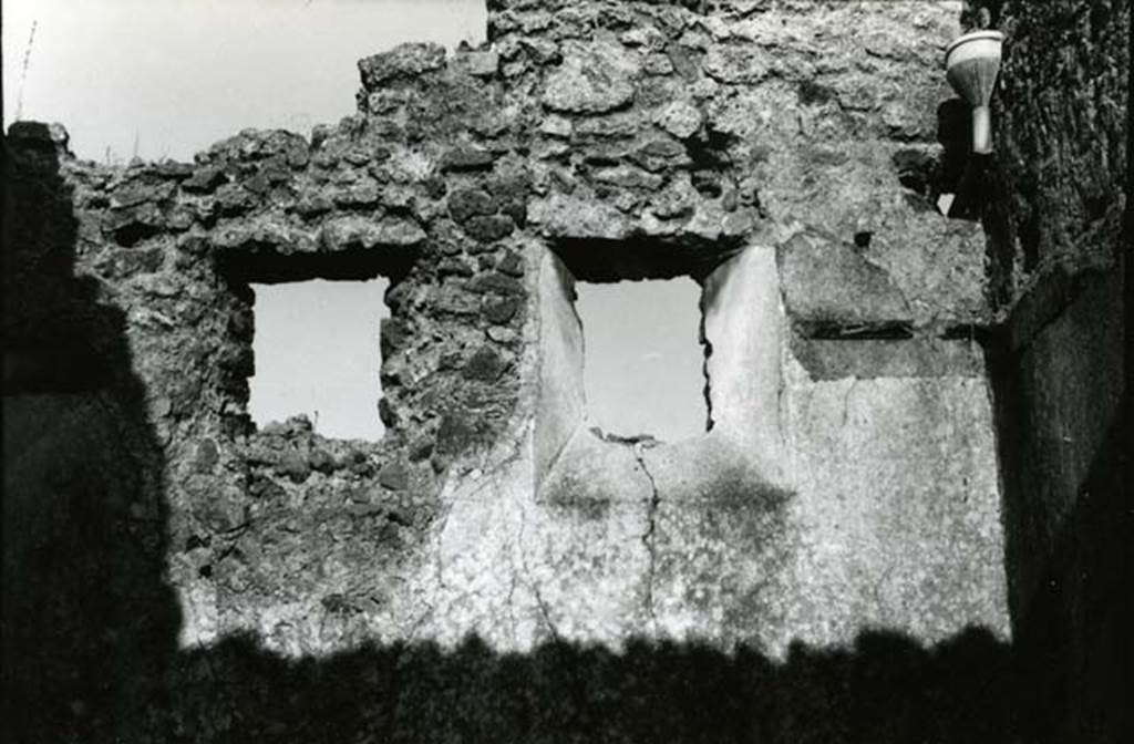 I.9.6 Pompeii. 1975. Taberna, E wall, upper part. Photo courtesy of Anne Laidlaw.
American Academy in Rome, Photographic Archive. Laidlaw collection _P_75_5_19.
