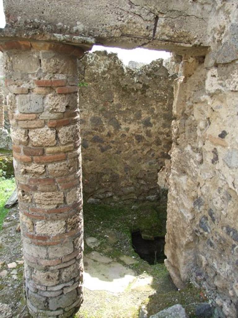 I.9.11 Pompeii.  March 2009.  Latrine on west side of yard area .