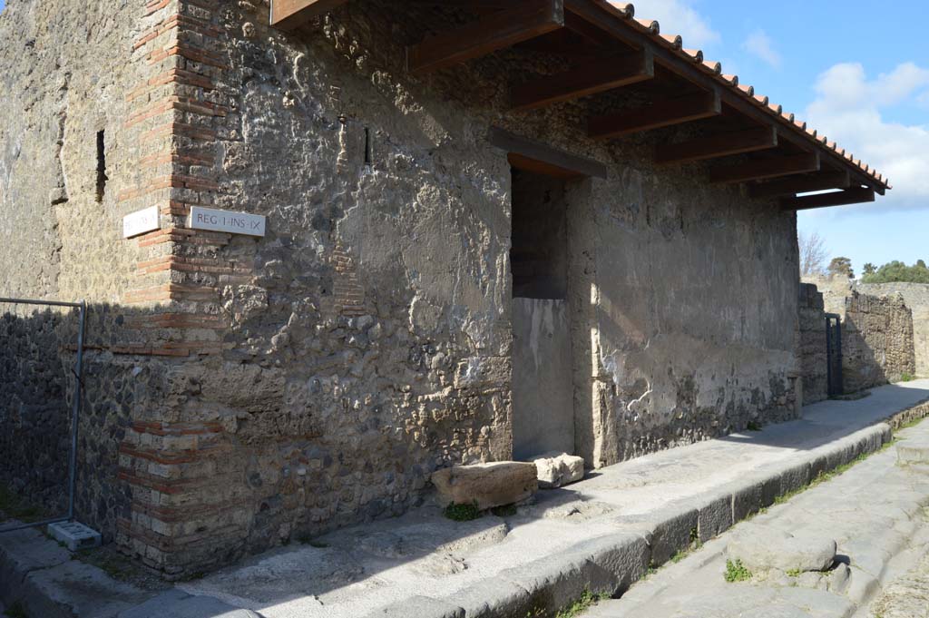 I.9.13 Pompeii. March 2019. Looking north-east on Via di Castricio towards entrance doorway.
Foto Taylor Lauritsen, ERC Grant 681269 DÉCOR.

