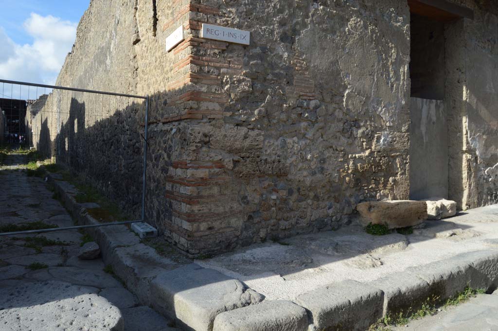 I.9.13 Pompeii. March 2019. 
Looking north towards corner junction of Via di Castricio, and front façade on west side of entrance doorway.
Foto Taylor Lauritsen, ERC Grant 681269 DÉCOR.

