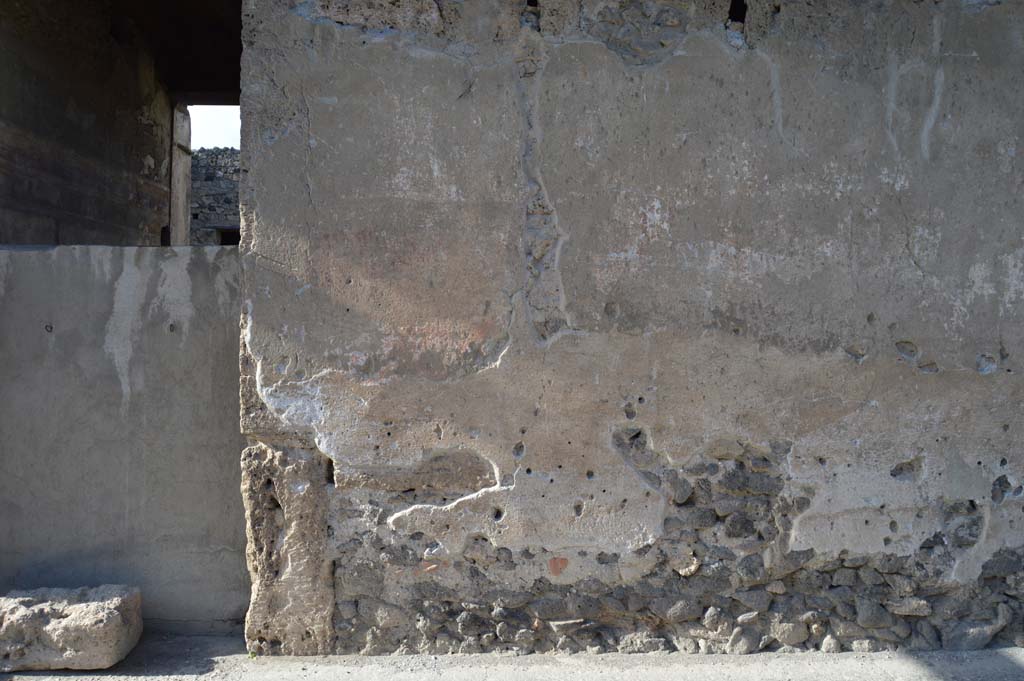 I.9.13 Pompeii. March 2019. Wall of lower front façade, on east side of entrance doorway.
Foto Taylor Lauritsen, ERC Grant 681269 DÉCOR.
