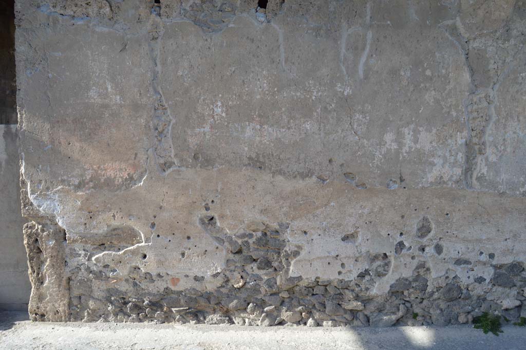 I.9.13 Pompeii. March 2019. Detail of wall of lower front façade, on east side of entrance doorway.
Foto Taylor Lauritsen, ERC Grant 681269 DÉCOR.
