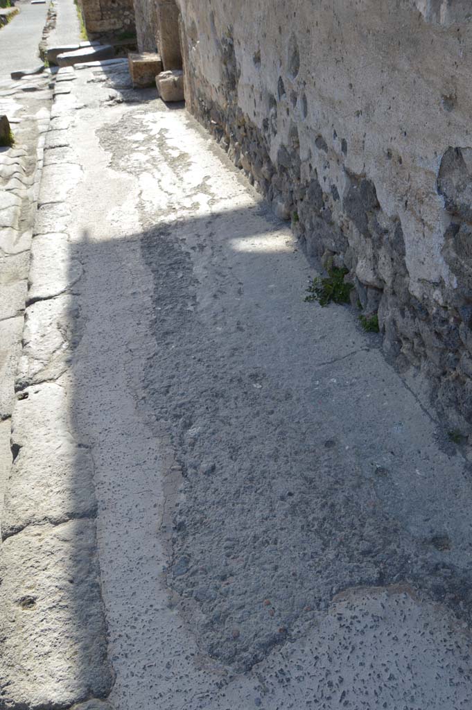 I.9.13 Pompeii. March 2019. Looking west along lower front wall and pavement.
Foto Taylor Lauritsen, ERC Grant 681269 DÉCOR.
