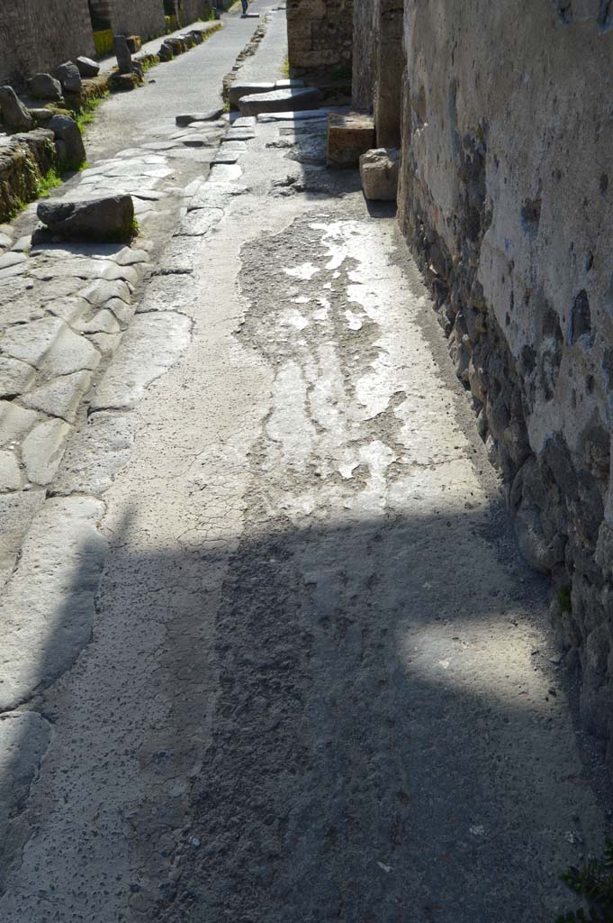 I.9.13 Pompeii. March 2019. Looking west along pavement on Via di Castricio.
Foto Taylor Lauritsen, ERC Grant 681269 DÉCOR.
