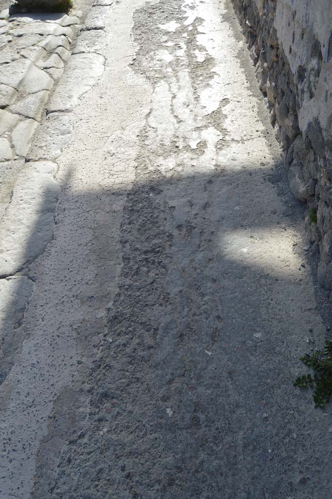 I.9.13 Pompeii. March 2019. Pavement on Via di Castricio.
Foto Taylor Lauritsen, ERC Grant 681269 DÉCOR.

