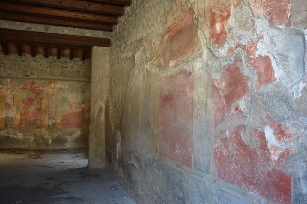 I.10.1 Pompeii. April 2017. Looking along west wall of entrance room, from entrance doorway.
Photo courtesy Adrian Hielscher.

