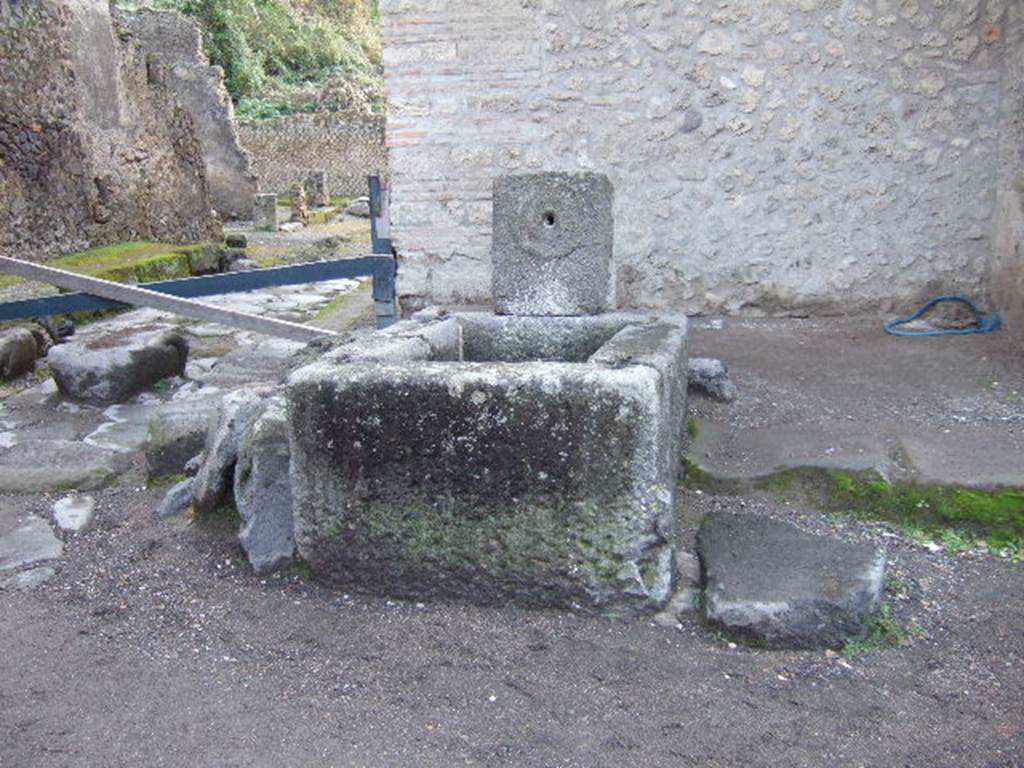 Fountain at I.10.1, Pompeii. December 2005. Looking south.