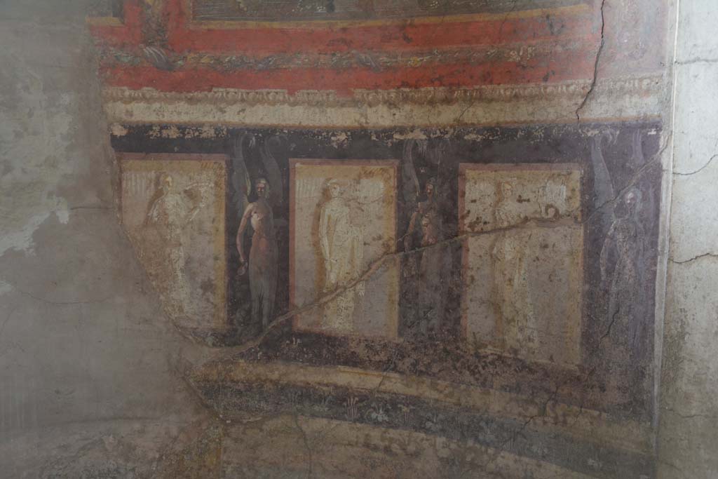 I.10.4 Pompeii. September 2019. Room 48, painted figures in semi-circular alcove.
Foto Annette Haug, ERC Grant 681269 DÉCOR.
