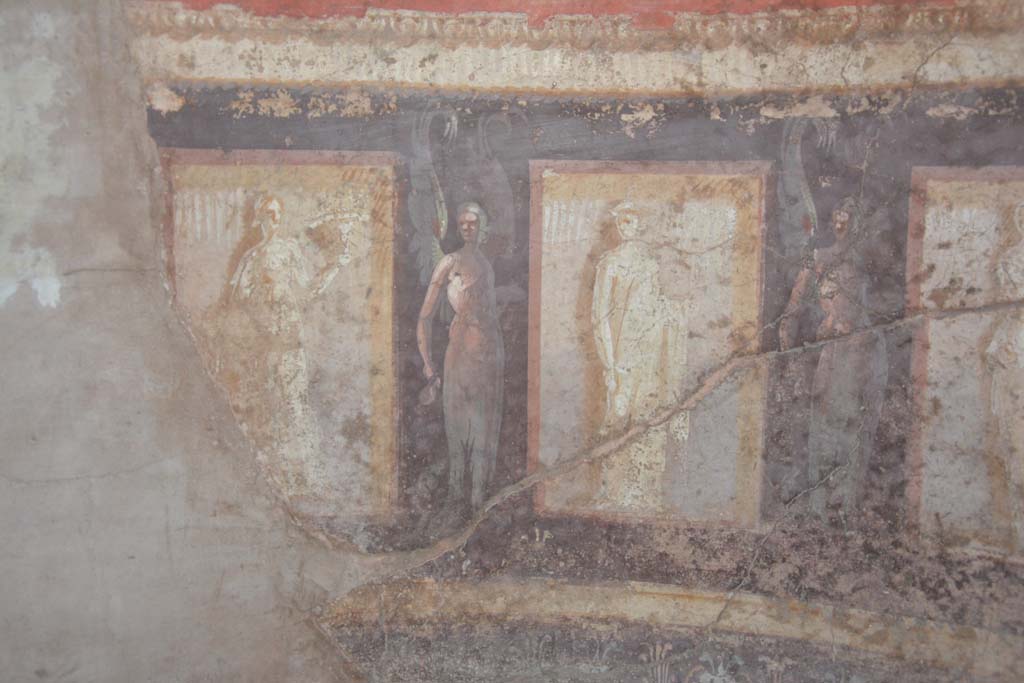 I.10.4 Pompeii. September 2019. Room 48, detail of figures in semi-circular alcove.
Foto Annette Haug, ERC Grant 681269 DÉCOR.
