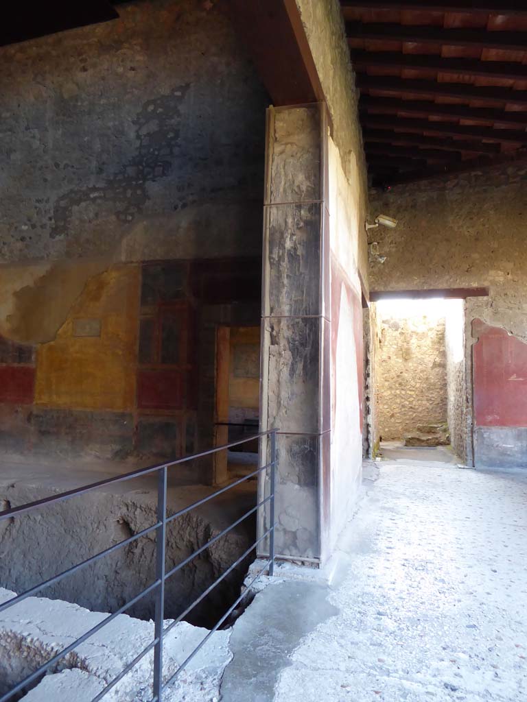 I.10.4 Pompeii. September 2017. Room 18, carbonised wood on south side of doorway.   
Foto Annette Haug, ERC Grant 681269 DÉCOR.

