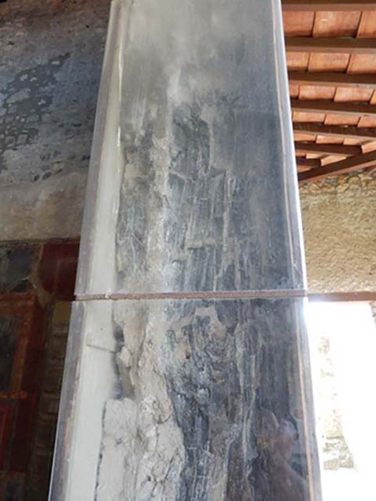 I.10.4 Pompeii. May 2015. Room 18, carbonised wood on south side of doorframe.
Photo courtesy of Buzz Ferebee.

